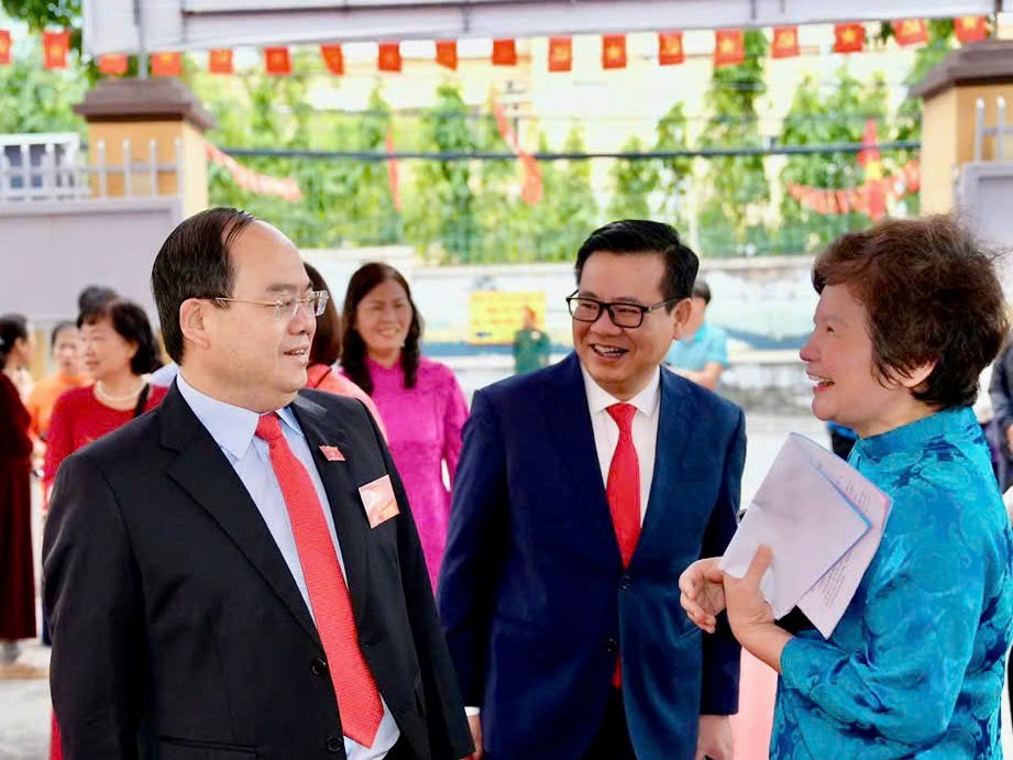 Bí thư tỉnh ủy Quảng Ninh: Quản Minh Cường tại điểm bầu cử số 16 phường Hạ Long Bí thư tỉnh ủy Quảng Ninh: Quản Minh Cường tại điểm bầu cử số 16 phường Hạ Long