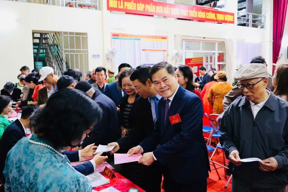 Chủ tịch tỉnh Bùi Văn Khắng bỏ phiếu bầu cử tại phường Bãi Cháy Chủ tịch tỉnh Bùi Văn Khắng bỏ phiếu bầu cử tại phường Bãi Cháy