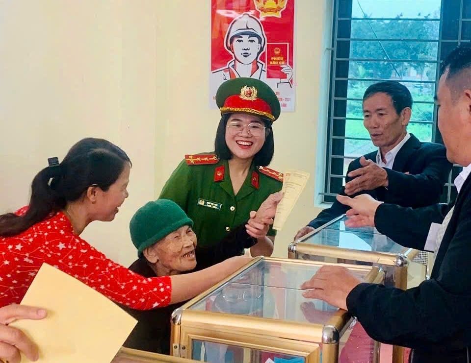 Cử tri Quảng Ninh nô nức chọn người tài đức xây dựng đất nước Cử tri Quảng Ninh nô nức chọn người tài đức xây dựng đất nước