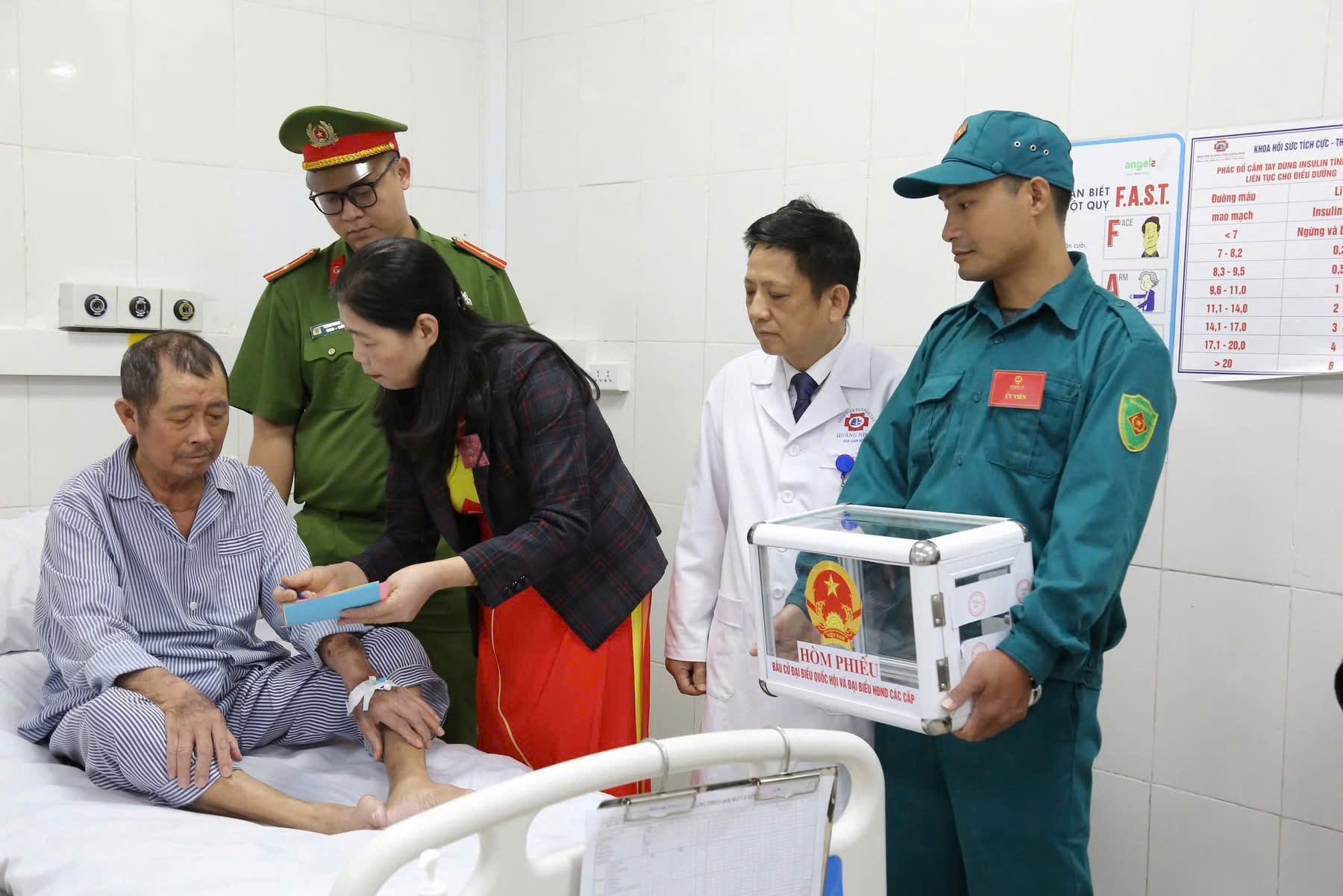 Hòm phiếu lưu động tại bệnh viện Đa khoa tỉnh Quảng Ninh giúp bệnh nhân và y bác sĩ thuận tiện hơn trong bầu cử Hòm phiếu lưu động tại bệnh viện Đa khoa tỉnh Quảng Ninh giúp bệnh nhân và y bác sĩ thuận tiện hơn trong bầu cử