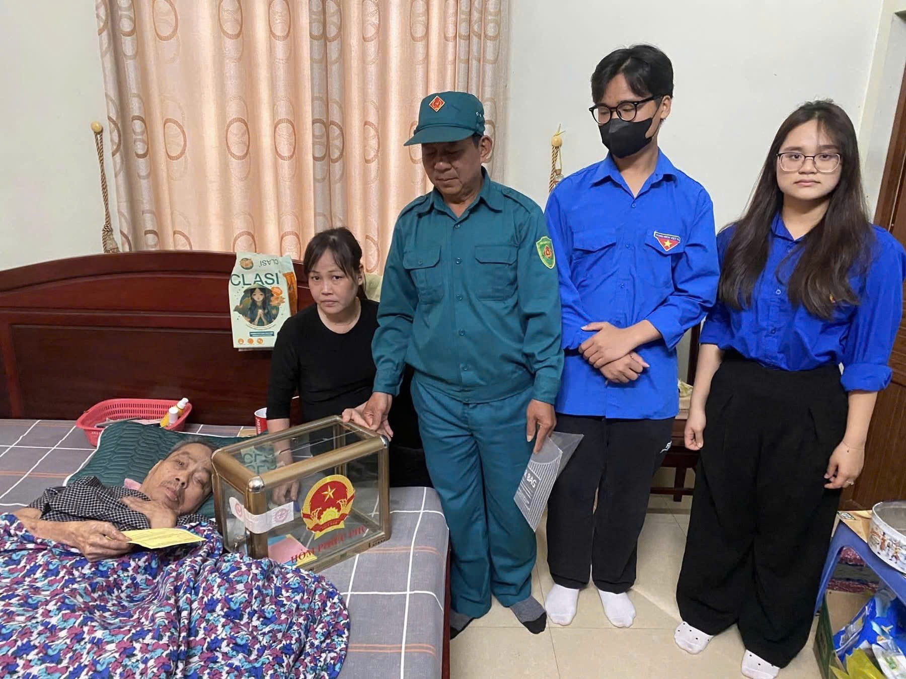 Hòm phiếu lưu động đưa đến tận nơi những người ốm đau, cao tuổi, không đi lại được Hòm phiếu lưu động đưa đến tận nơi những người ốm đau, cao tuổi, không đi lại được