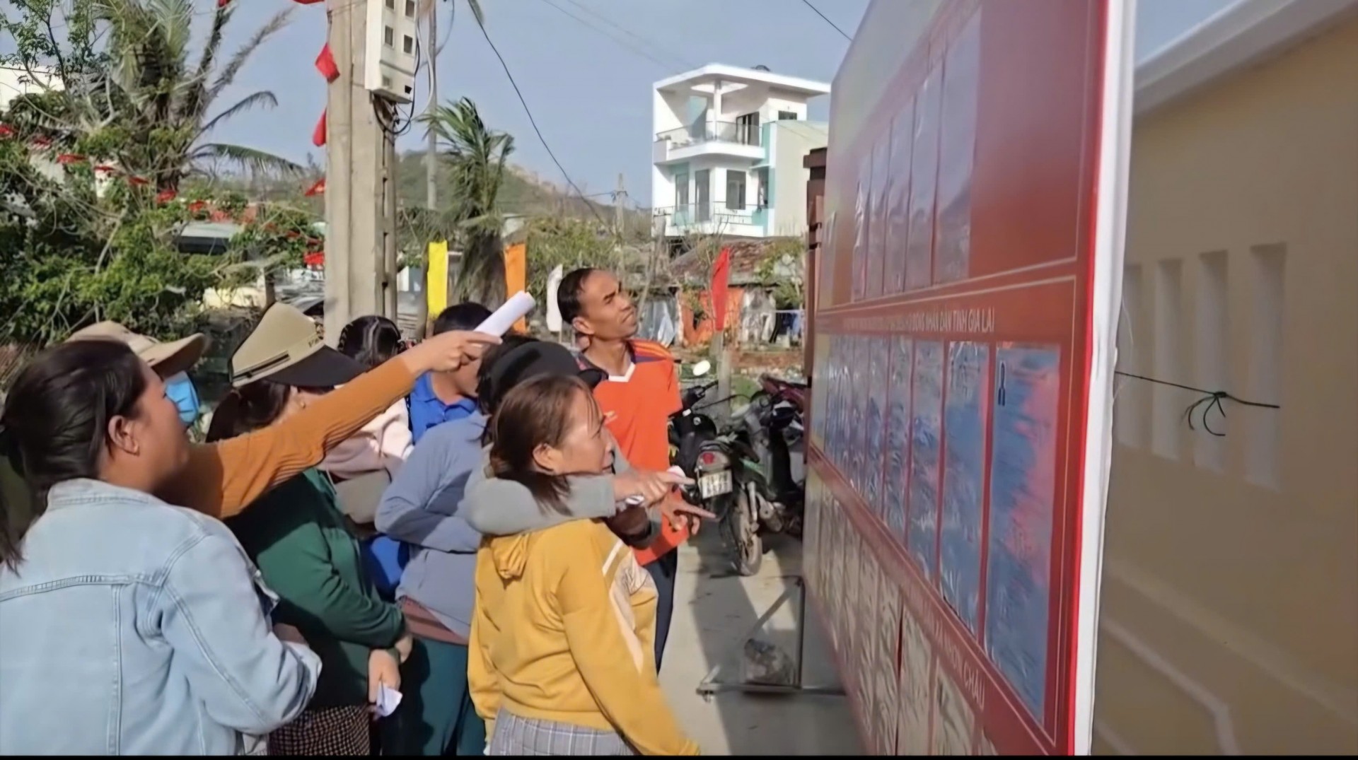 Gia Lai: Hơn 2,6 triệu cử tri nô nức đi bầu cử, Lãnh đạo Trung ương và địa phương bỏ lá phiếu đầu tiên