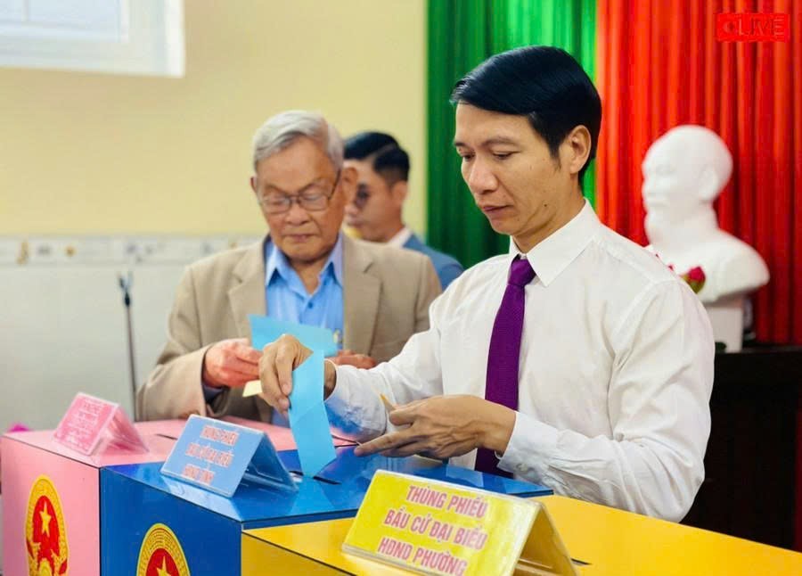 Gia Lai: Hơn 2,6 triệu cử tri nô nức đi bầu cử, Lãnh đạo Trung ương và địa phương bỏ lá phiếu đầu tiên