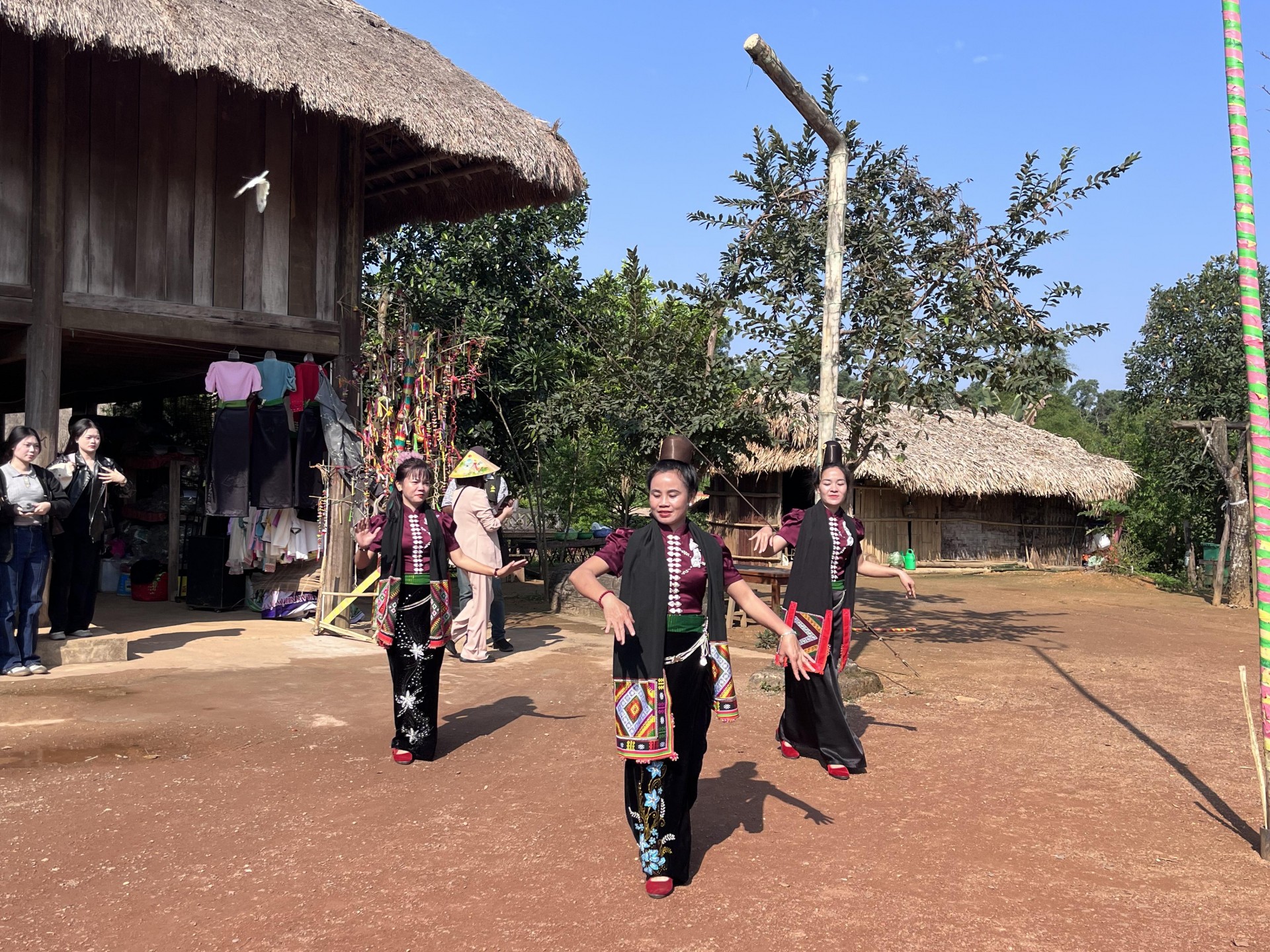 Trải nghiệm một ngày “ Du lịch xuyên vViệt” tại làng văn hóa – du lịch các dân tộc Việt Nam