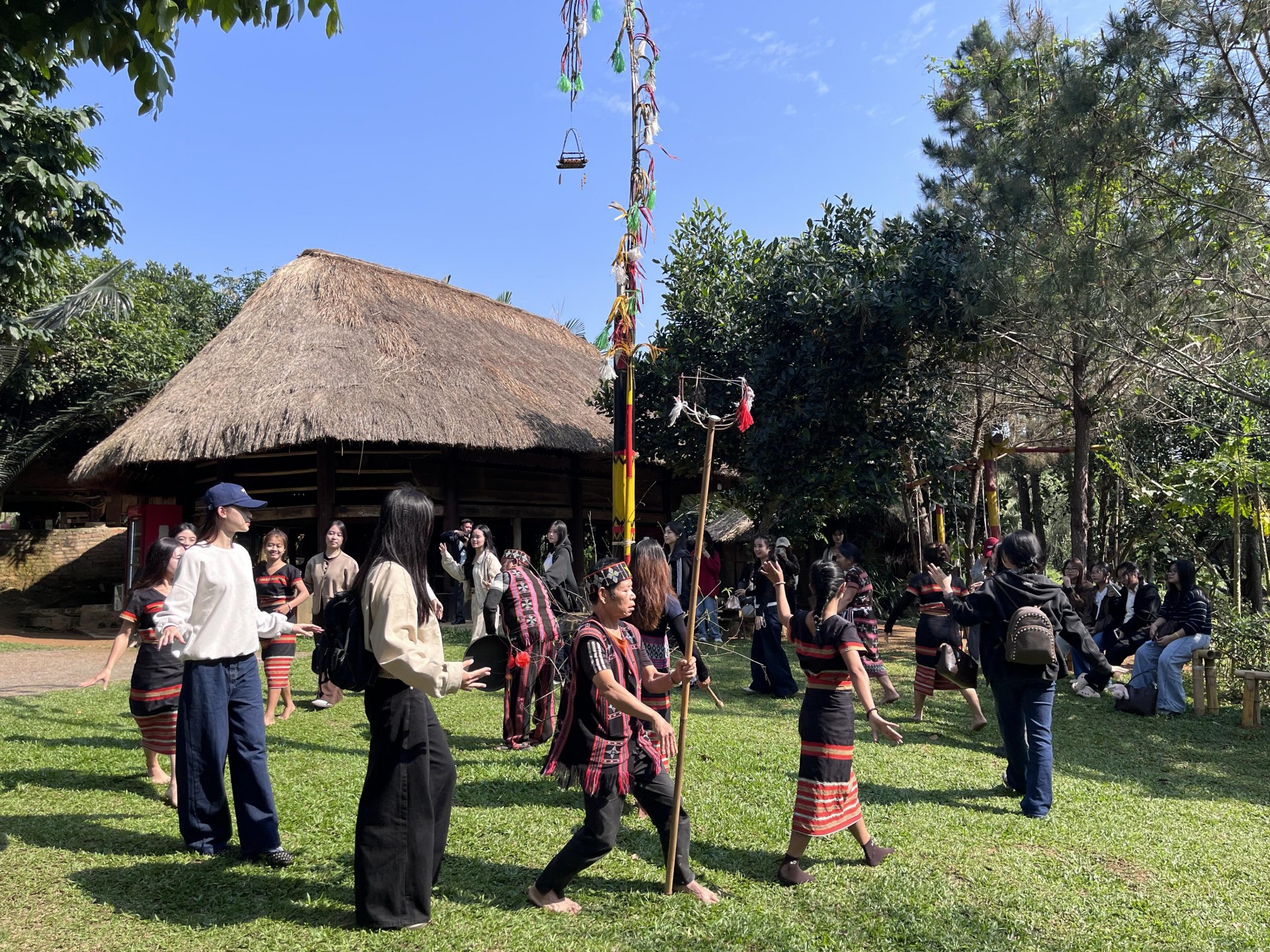 Trải nghiệm một ngày “ Du lịch xuyên vViệt” tại làng văn hóa – du lịch các dân tộc Việt Nam