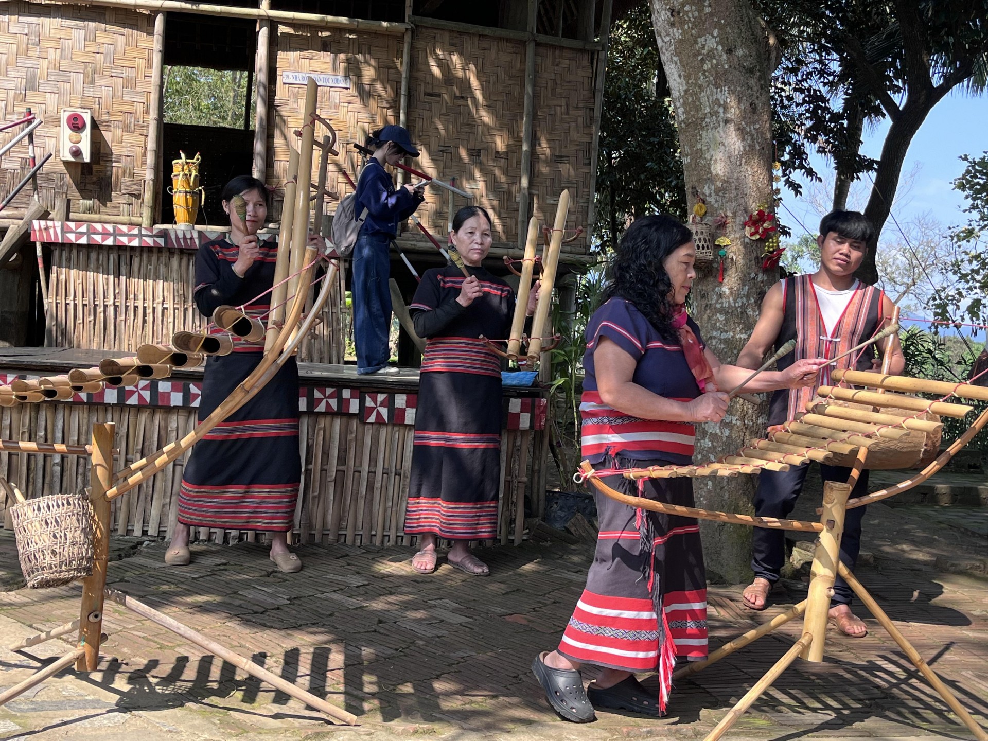 Trải nghiệm một ngày “ Du lịch xuyên vViệt” tại làng văn hóa – du lịch các dân tộc Việt Nam