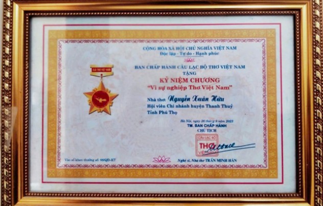 Nhà giáo, Nhà thơ Nguyễn Xuân Hữu được CLB thơ Việt Nam tặng kỷ niệm chương