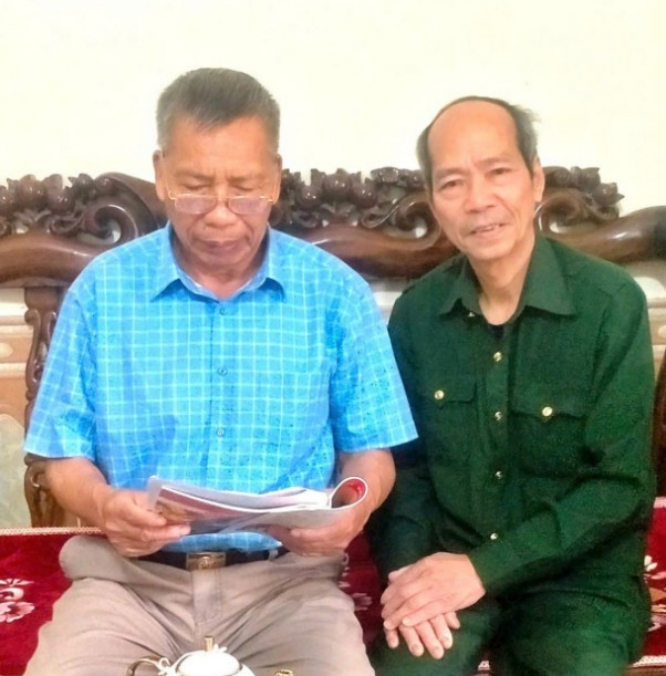 Ông Trần Sơn Thắng, PCN- CLB thơ Làng Đào và Nhà giáo- nhà thơ Nguyễn Xuân Hữu.