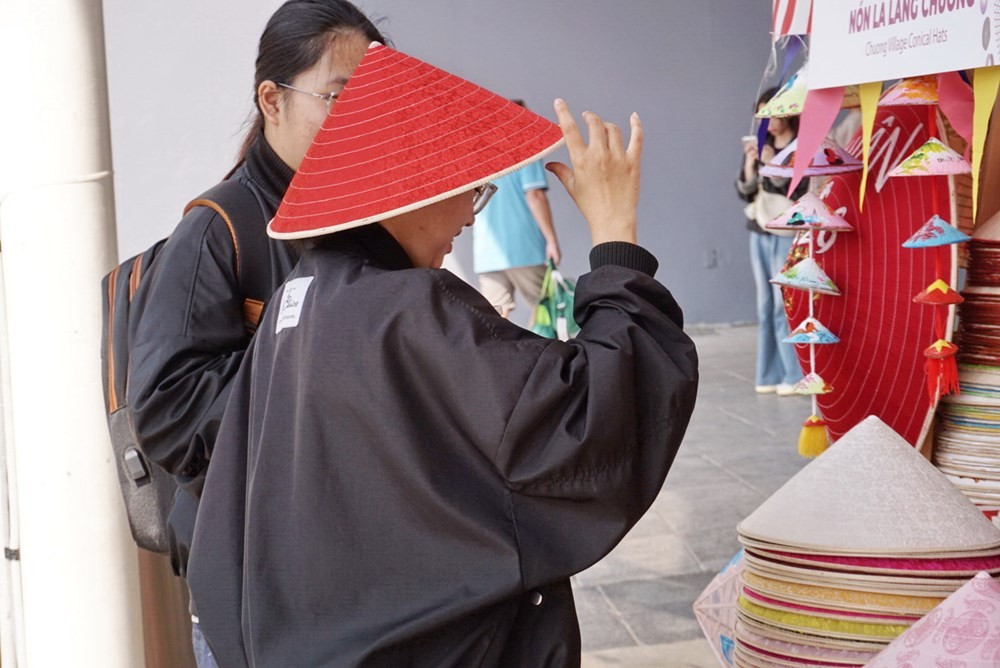 Sức sống mới của làng nghề tại trung tâm thương mại