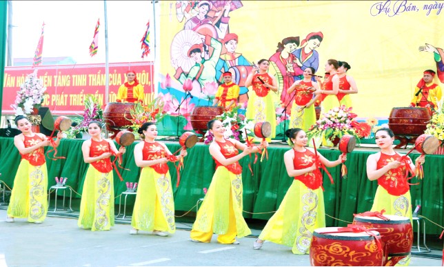 Tiết mục biểu diễn nghệ thuật trống hội trong chương trình khai mạc hội Phủ Dầy (xã Vụ Bản).