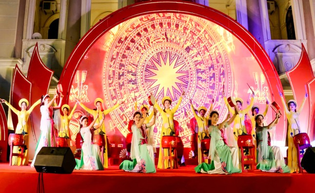 Các nghệ sĩ Trung tâm Văn hóa tỉnh biểu diễn trống hội tại Nhà Văn hóa 3-2 tỉnh (phường Nam Định) trong chương trình nghệ thuật dịp Tết Nguyên đán