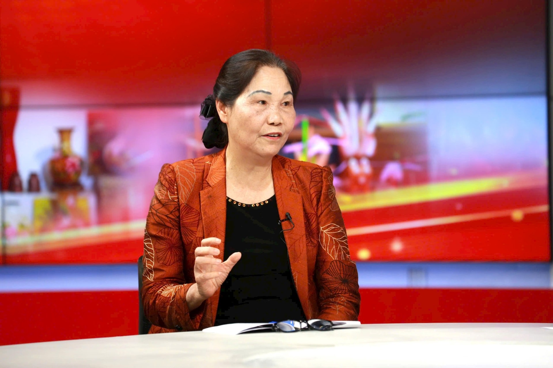 Bà Hà Thị Vinh, Chủ tịch Hiệp hội Thủ công mỹ nghệ và làng nghề Hà Nội chia sẻ tại chương trình. Ảnh Phạm Hùng