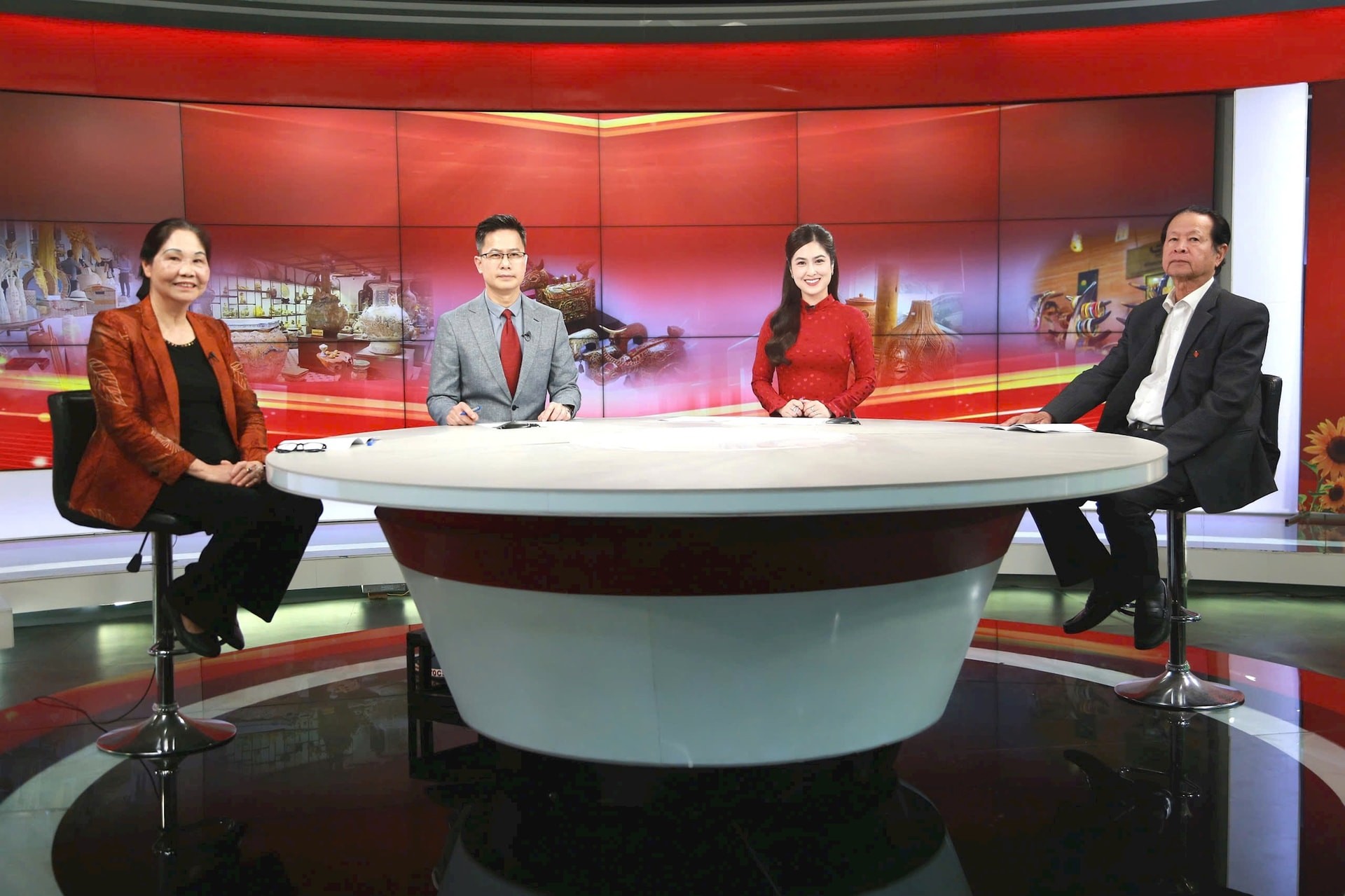 Các khách mời tham gia toạ đàm