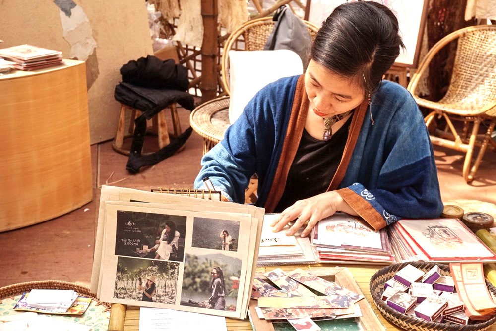 Các sản phẩm thủ công không chỉ được trưng bày mà còn gắn với câu chuyện về quá trình tạo ra chúng