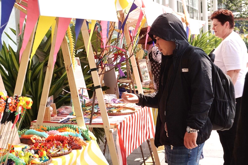 Việc tiếp cận trực tiếp với người tiêu dùng, đặc biệt là nhóm khách hàng trẻ ở đô thị đang là hướng đi của các làng nghề