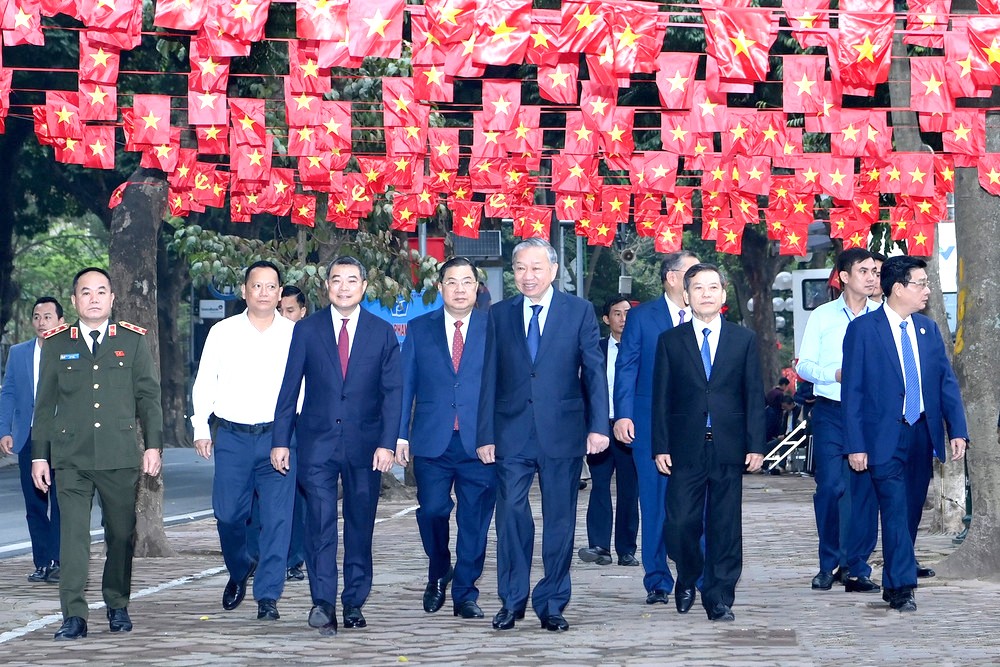 Tổng Bí thư Tô Lâm và các đồng chí lãnh đạo đến khu vực bỏ phiếu số 2, phường Ba Đình, thành phố Hà Nội.