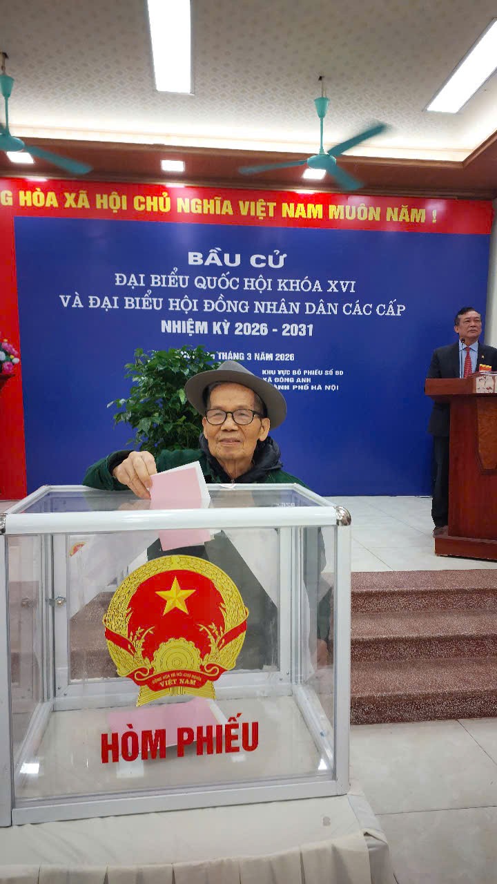 Cụ Lê Văn Tư 97 tuổi cán bộ lão thành cách mạng tham gia bỏ phiếu bầu cử Quốc hội khóa 14 và đại biểu HĐND các cấp nhiệm kỳ 2026-2031 tại hòm phiếu 50 xã Đông Anh Hà Nội