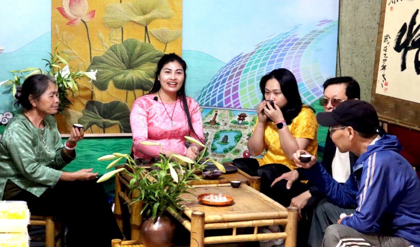 Nghệ nhân Trinh Nương lan toả nét đẹp văn hoá trà sen Tây Hồ đến du khách giữa không gian lễ hội. 