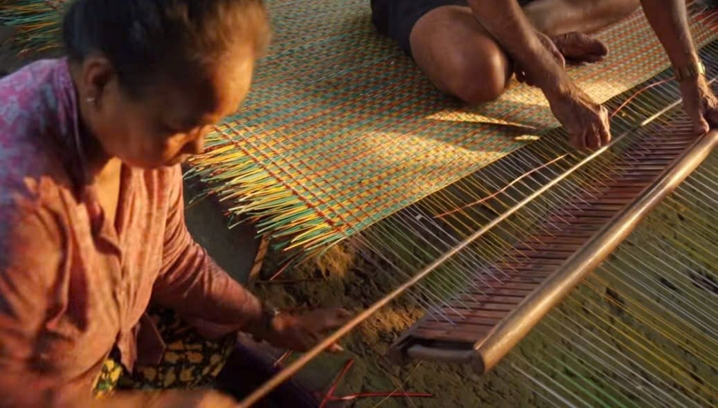 Khung dệt chiếu bằng tay ngày trước. Khung dệt chiếu bằng tay ngày trước.