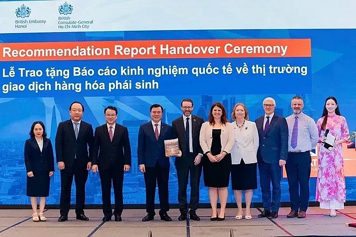 Đại sứ Vương quốc Anh tại Việt Nam - Iain Frew đã trao báo cáo “Phát triển thị trường phái sinh hàng hóa Việt Nam” cho Thứ trưởng Bộ Công Thương Nguyễn Sinh Nhật Tân. Nguồn: Đại sứ quán Vương quốc Anh tại Hà Nội