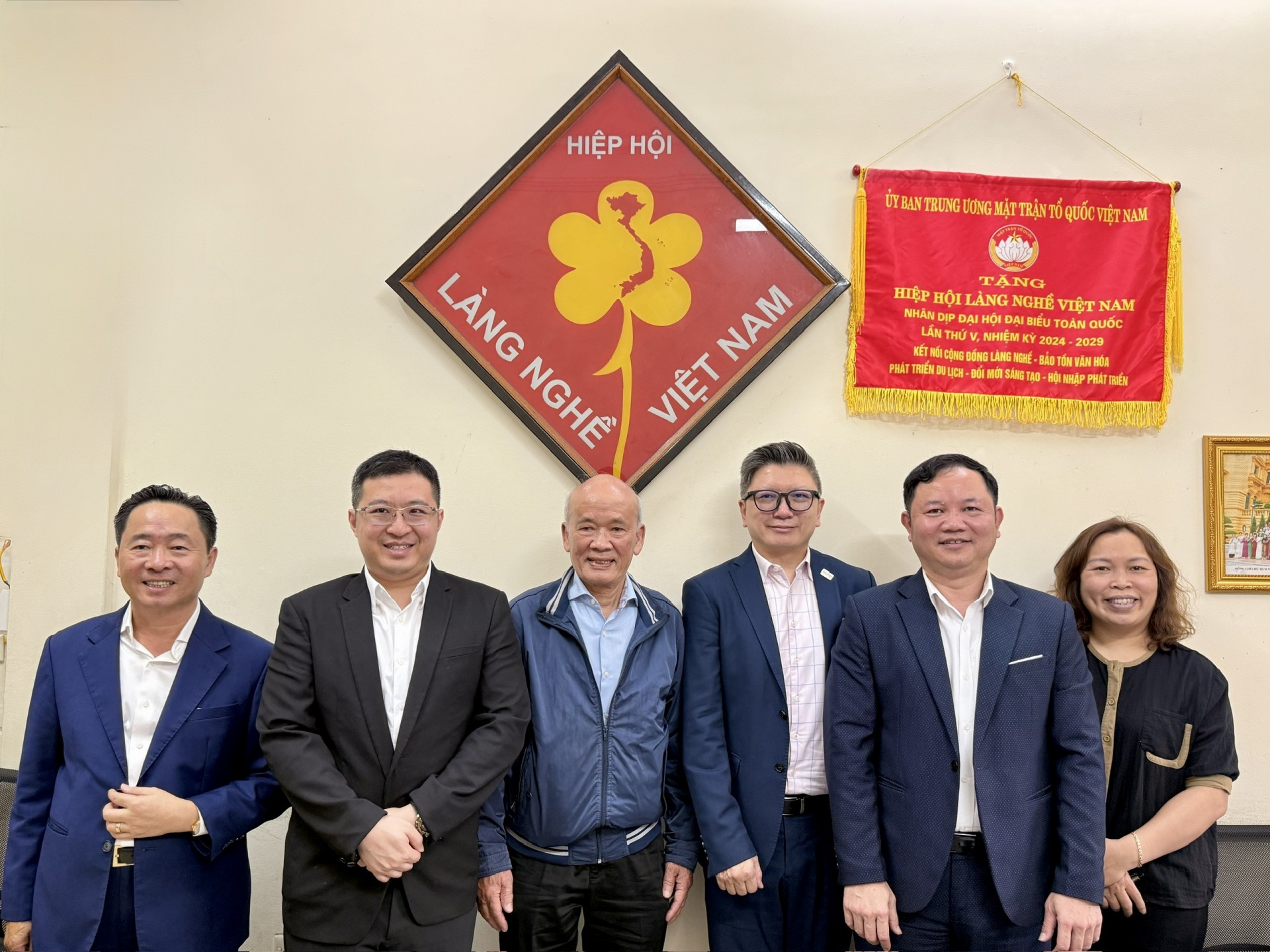 Ông Cao Xuân Thắng – Trưởng Thương vụ, đã chia sẻ nhiều thông tin quan trọng về thị trường Singapore, đồng thời đánh giá cao tiềm năng của các sản phẩm thủ công mỹ nghệ Việt Nam trong việc tiếp cận thị trường này.