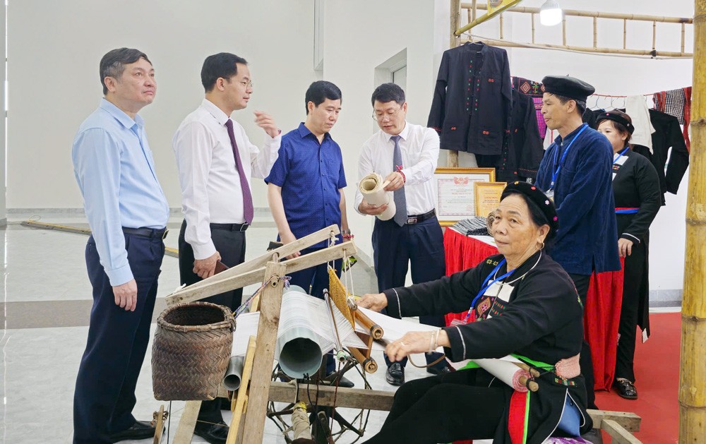 Đánh thức nghề dệt Cao Lan giữa nhịp sống hiện đại