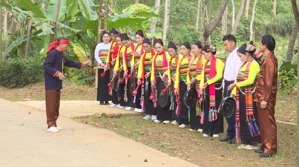 Phát huy vai trò câu lạc bộ văn hóa dân gian trong bảo tồn bản sắc dân tộc Mường