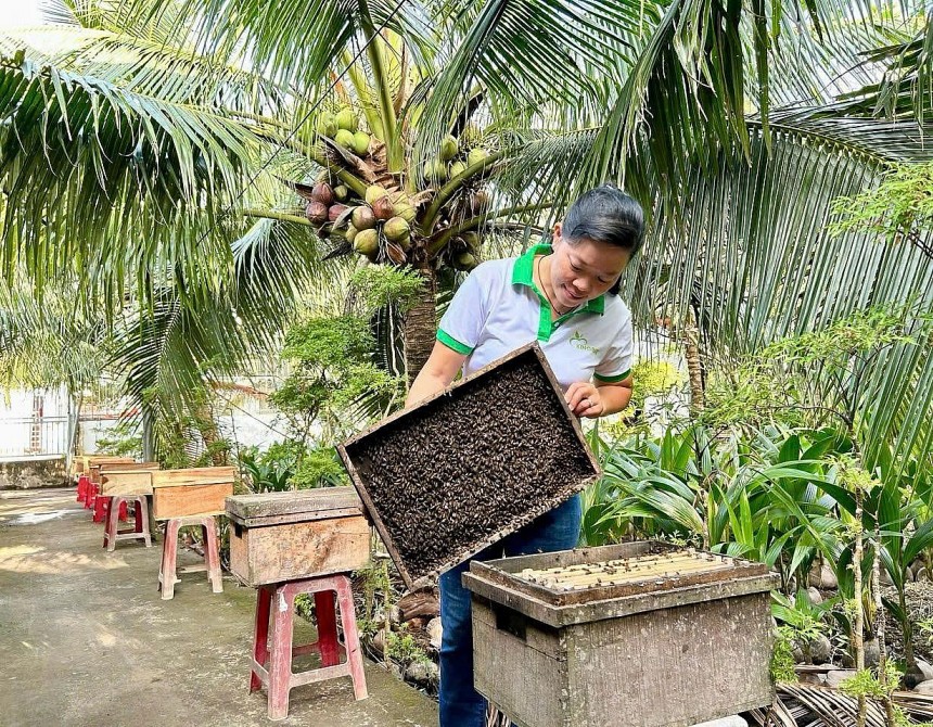 Để giải bài toán giá trị thực, doanh nghiệp không ngại lặn lội về từng vùng hoa đặc trưng, bắt tay cùng người nông dân xây dựng vùng nguyên liệu sạch