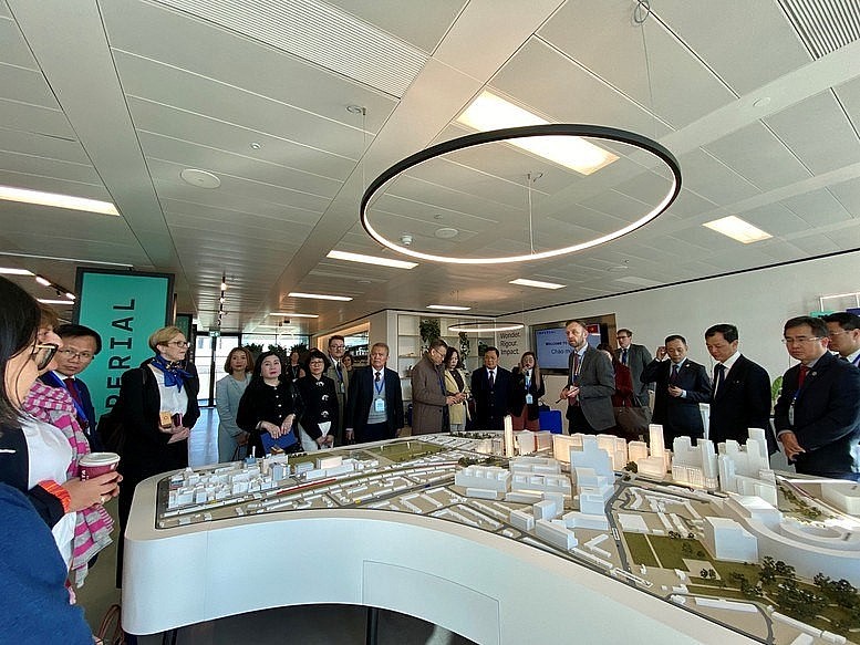 Phái đoàn Bộ Y tế Việt Nam có buổi làm việc tại Đại học Hoàng gia London. Nguồn: chinhphu.vn Phái đoàn Bộ Y tế Việt Nam có buổi làm việc tại Đại học Hoàng gia London. Nguồn: chinhphu.vn