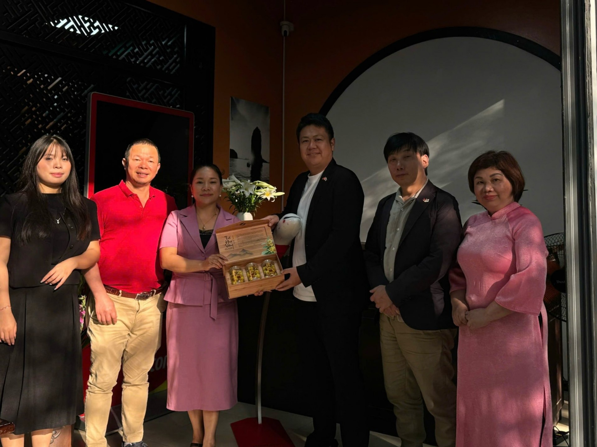 Sản phẩm OCOP của Hợp tác xã Huy Hoàng giới thiệu cho du khách nước ngoài Sản phẩm OCOP của Hợp tác xã Huy Hoàng giới thiệu cho du khách nước ngoài