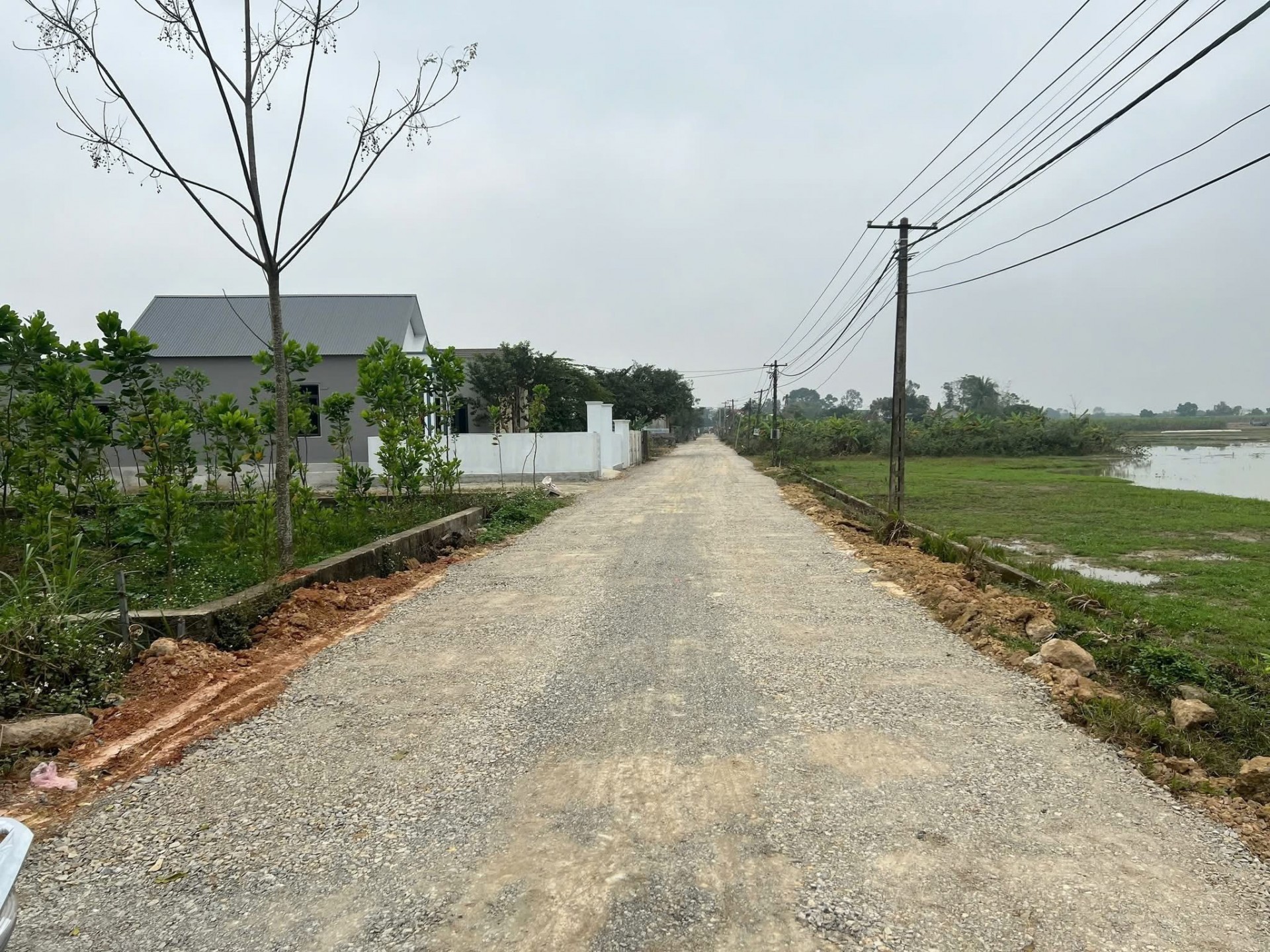 Việc hoàn thành và đưa vào sử dụng các công trình trên đã tạo ra một mạng lưới giao thông đồng bộ, thông suốt. Điều này không chỉ giúp việc đi lại, vận chuyển hàng hóa của người dân trở nên thuận tiện, an toàn hơn mà còn mở ra cơ hội lớn cho giao thương, thu hút đầu tư và phát triển các ngành dịch vụ, du lịch,