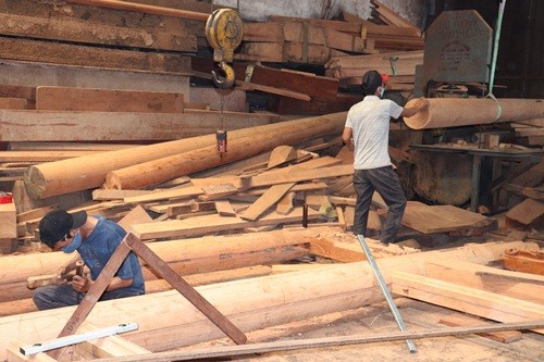 Một xưởng mộc ở thôn Phù Yên.