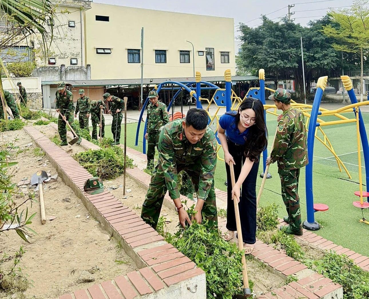 Đoàn Thanh niên xã Xuân Mai ra quân tổng vệ sinh môi trường. Ảnh: TNXM