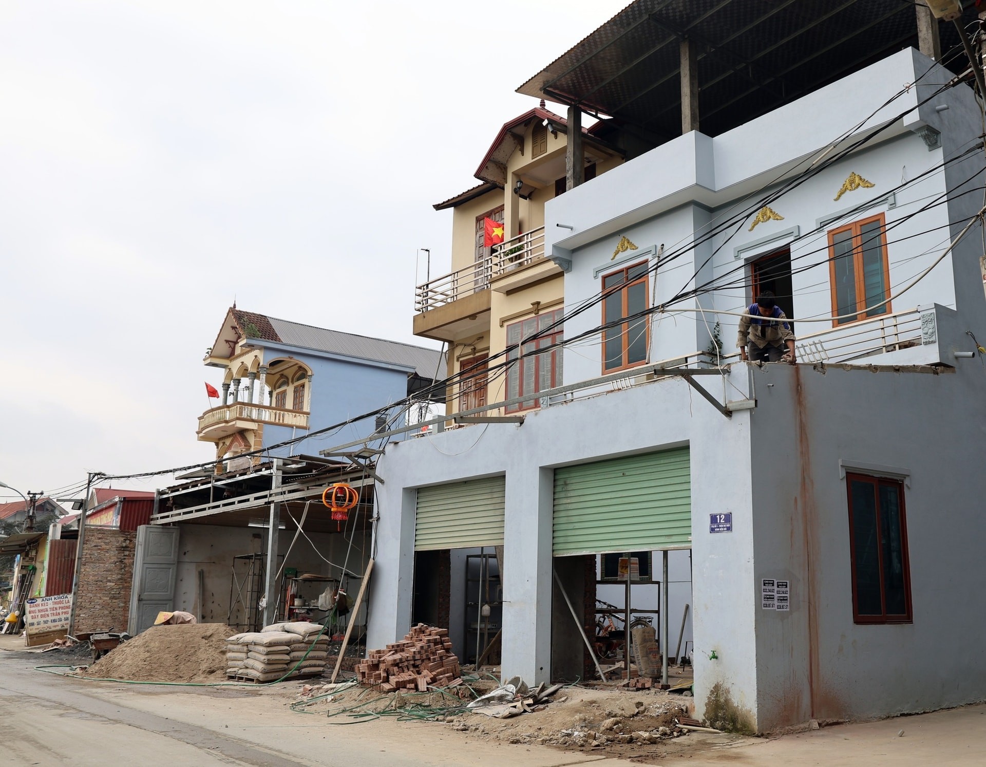 Các hộ dân bị ảnh hưởng bởi dự án cải tạo, nâng cấp tuyến đường từ Quốc lộ 6 đi kho J106 trên địa bàn thôn Trí Thủy (xã Xuân Mai) đồng thuận, tự nguyện tháo dỡ công trình, bàn giao mặt bằng phục vụ thi công. Ảnh: Thu Hiền