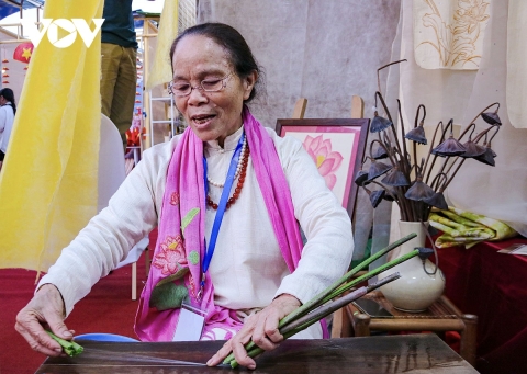 Tơ sen nâng tầm sản phẩm làng nghề dệt lụa Phùng Xá