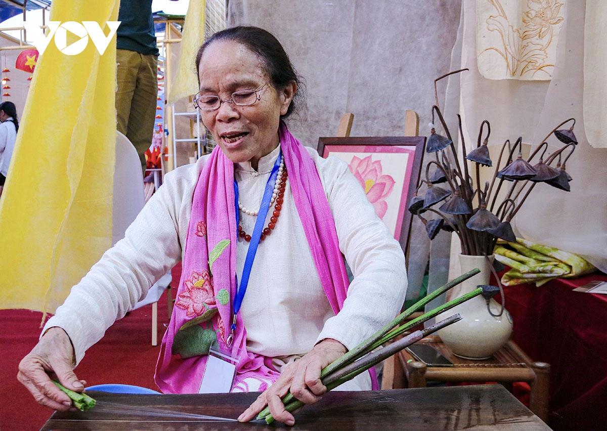 Tơ sen nâng tầm sản phẩm làng nghề dệt lụa Phùng Xá