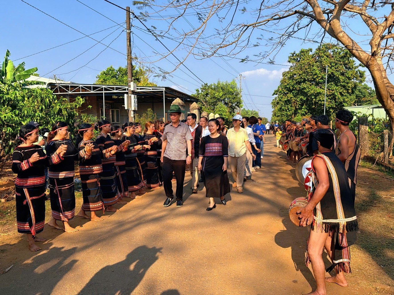 Làng Bẹk hân hoan chào đón đại đại biểu, du khách về tham dự “Lễ mừng chiến thắng”