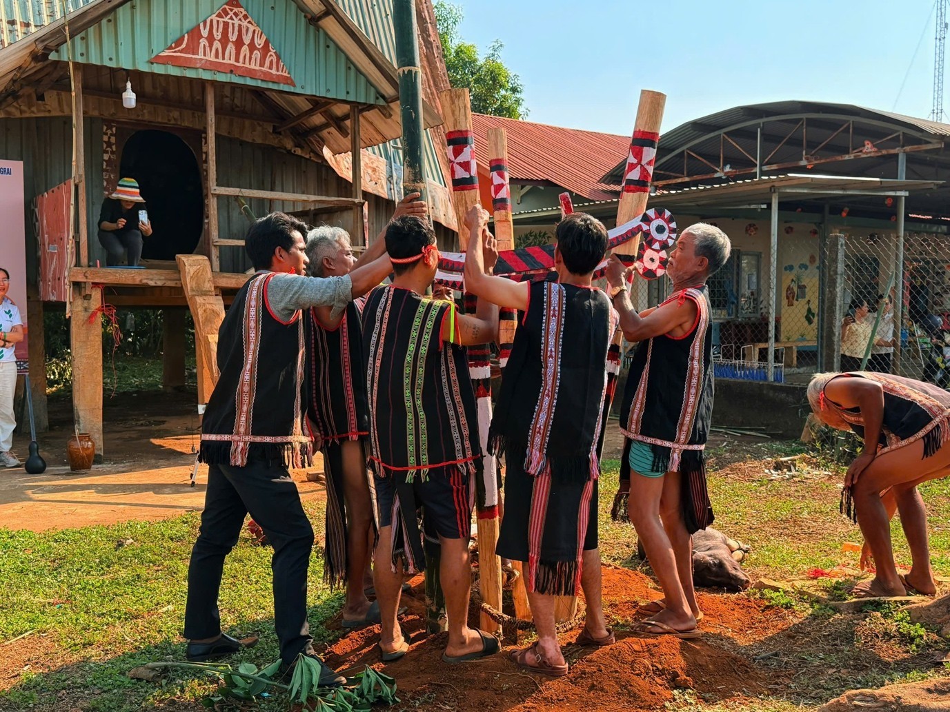 Hội đồng già làng cùng nhau dựng cây nêu.