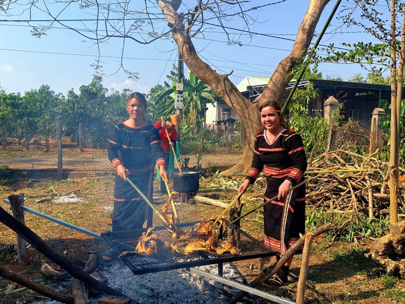 Các bạn trẻ tham gia nướng gà, chuẩn bị món ăn phục vụ phần hội.