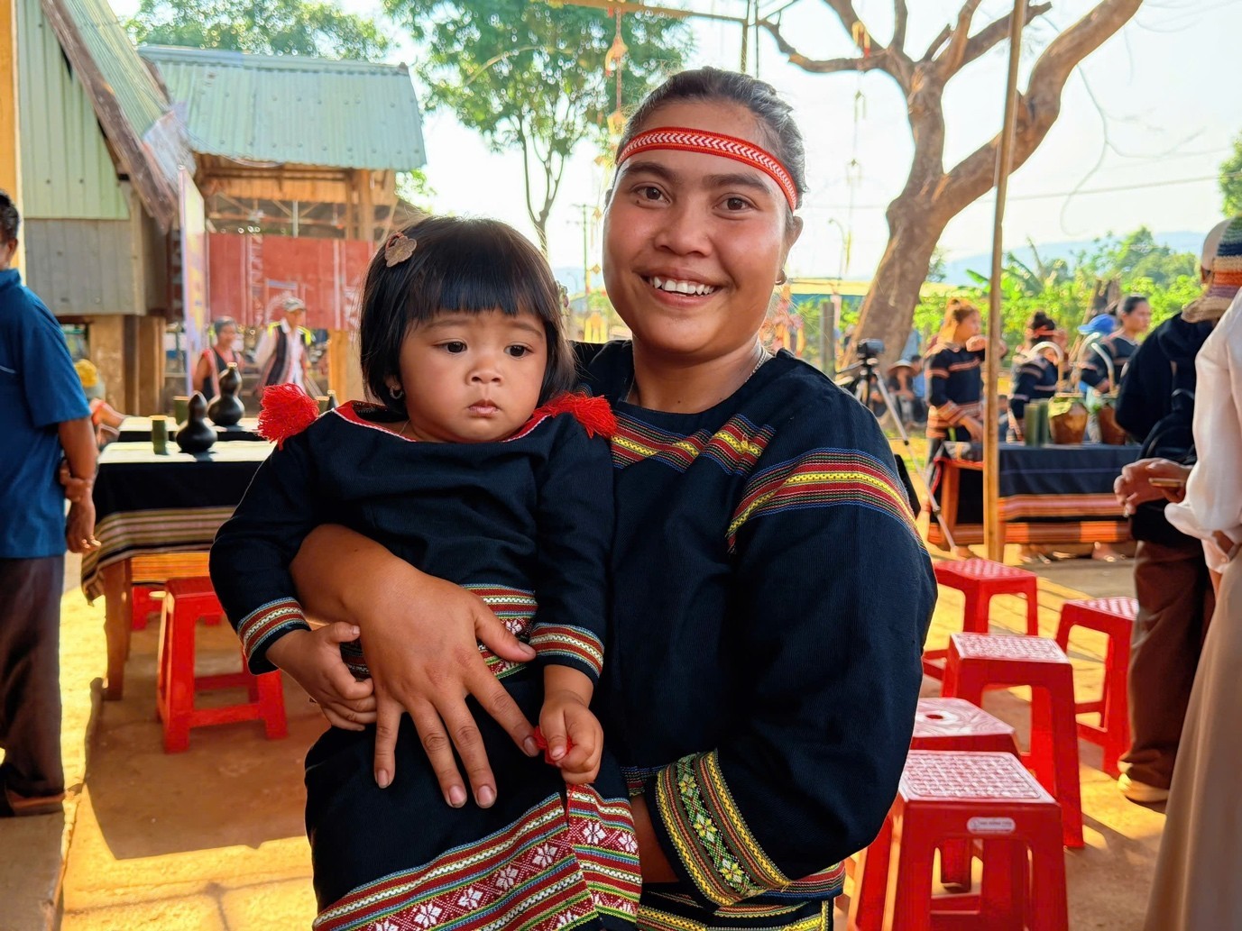 Người dân trong làng gác lại công việc cùng con cái đến tham dự lễ phục dựng.