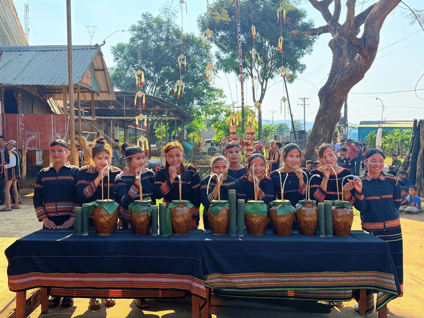 Ảnh 7: Trong ngày lễ, đàn ông và phụ nữ đều tham gia chia vui, cùng nhau nhảy múa, uống rượu cần.