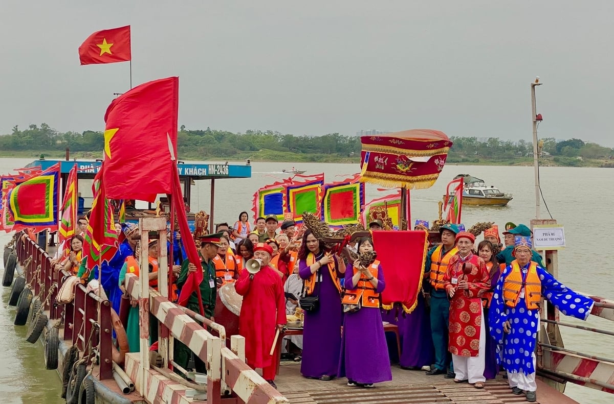 Lễ Cấp thủy diễn ra ở sông Hồng. Ảnh: Thanh Ngọc