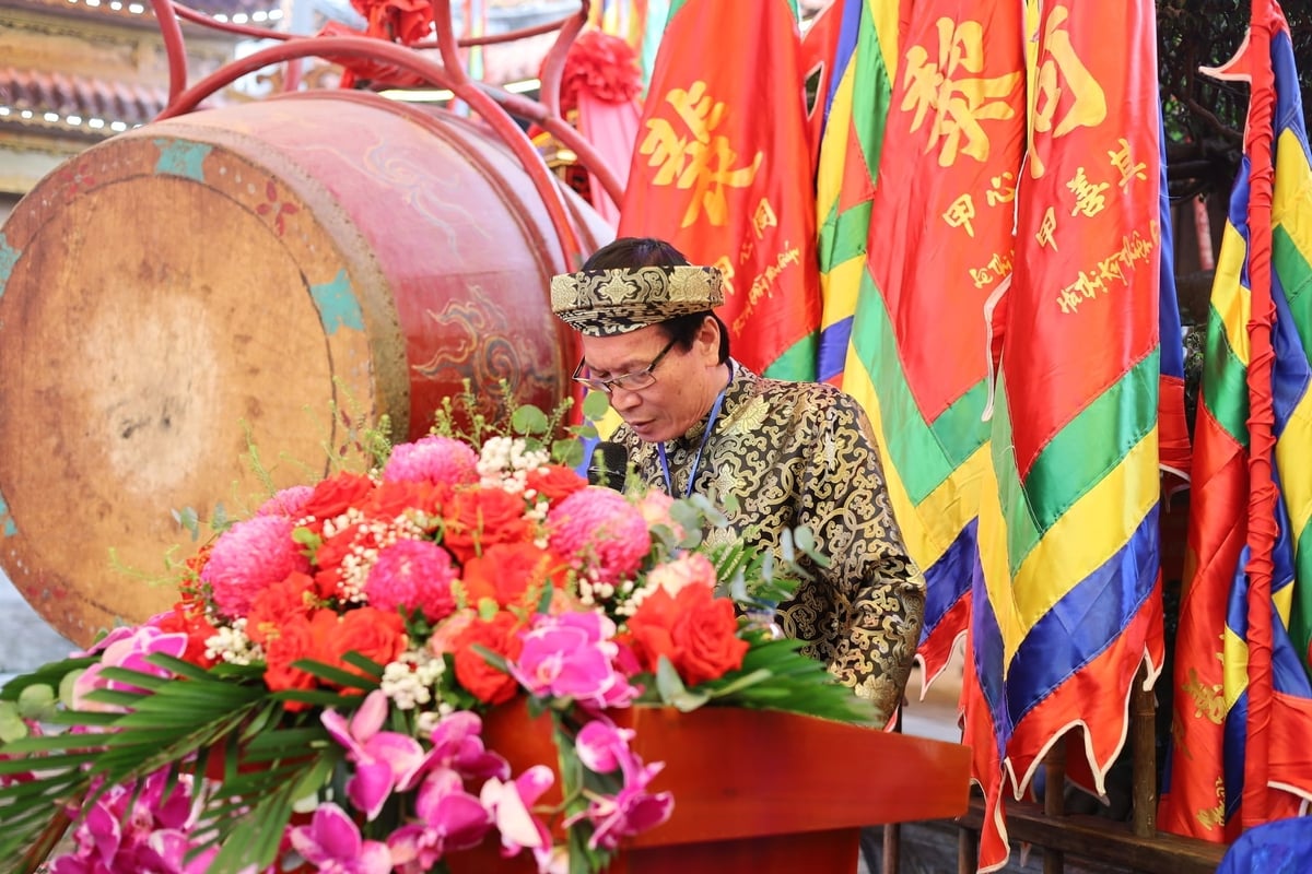 Ông Vũ Văn Đoàn - Phó Ban tổ chức Lễ hội làng gốm Bát Tràng 2026 phát biểu khai mạc. Ảnh: Thanh Ngọc