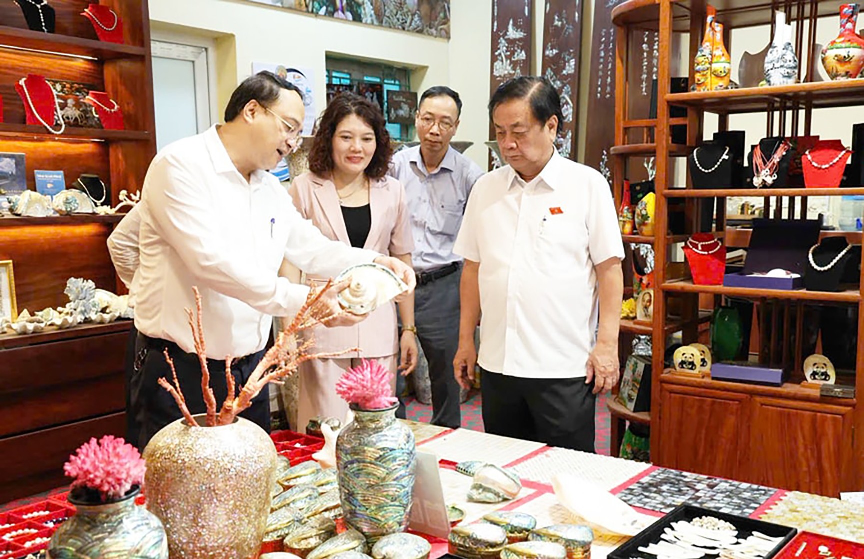 hó Chủ tịch Quốc hội Lê Minh Hoan thăm Làng nghề khảm trai   Chuyên Mỹ. Ảnh: Tuấn Điệp