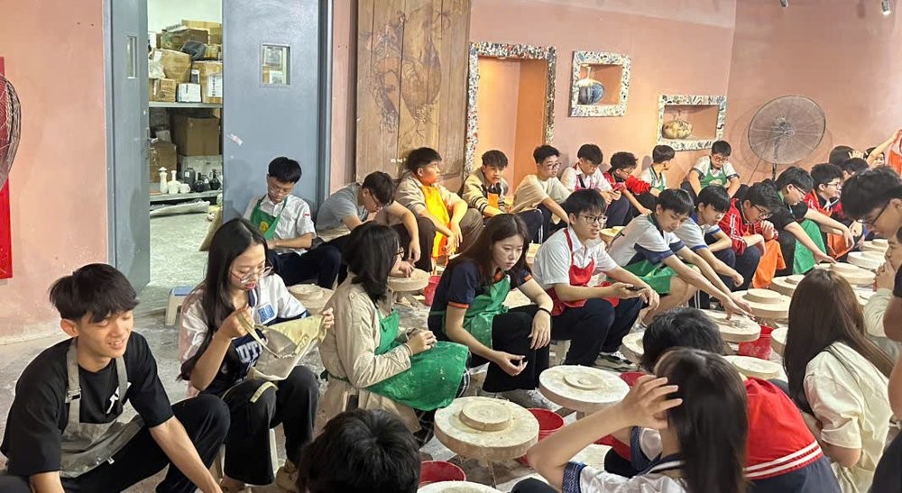 Học sinh THCS Dịch Vọng trải nghiệm nghề gốm tại làng gốm Bát Tràng