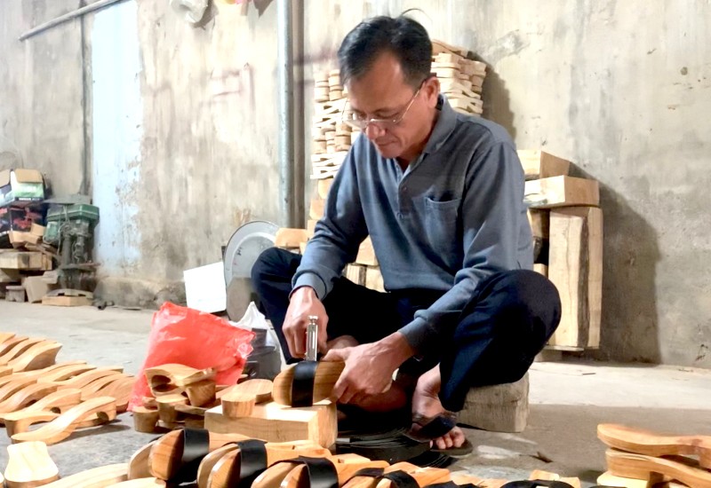 Nghệ nhân Trương Công Đức trong xưởng guốc mộc 