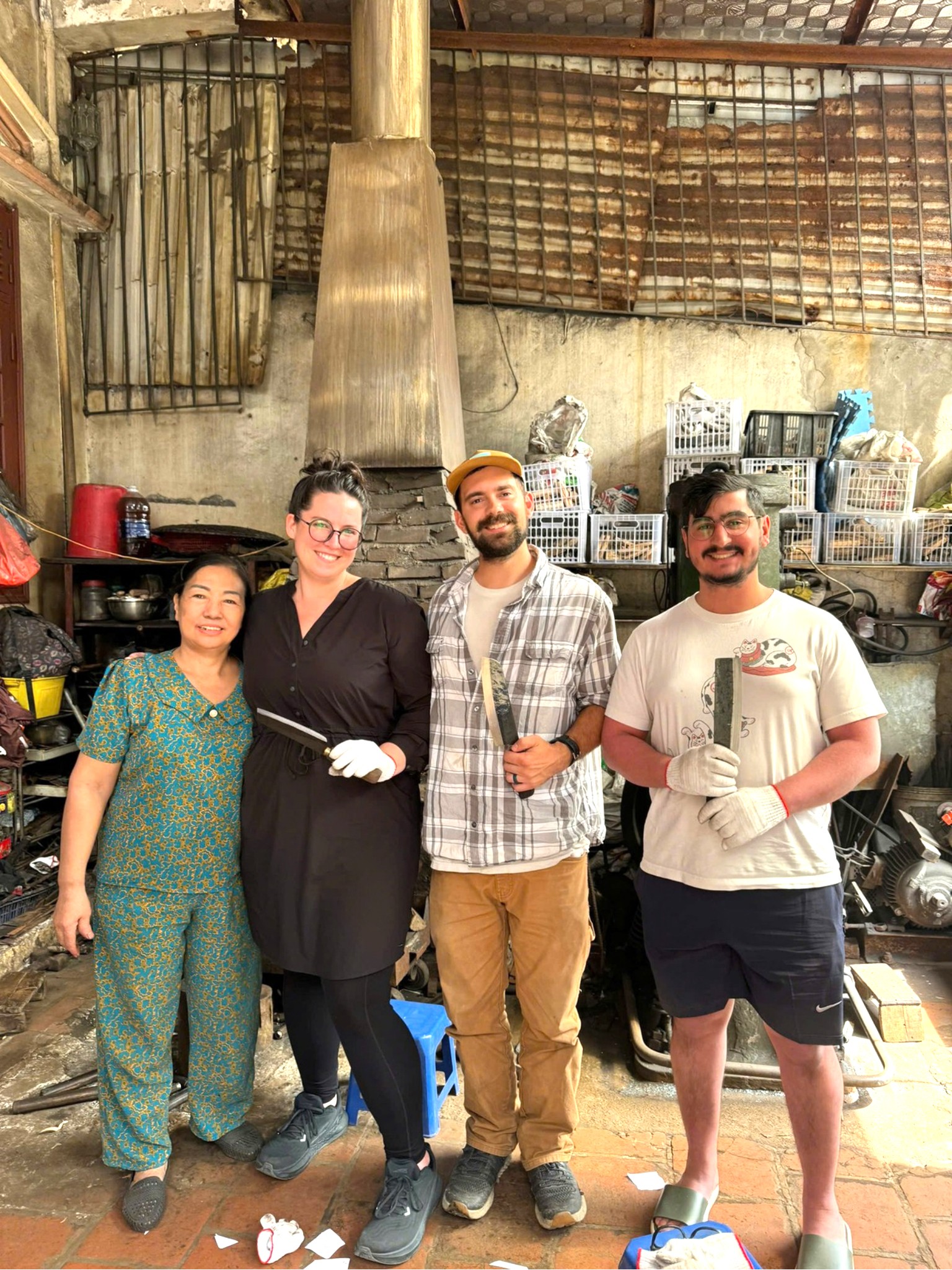 Bà Đỗ Thị Tuyến cùng du khách ngoại quốc trải  nghiệm nghề rèn