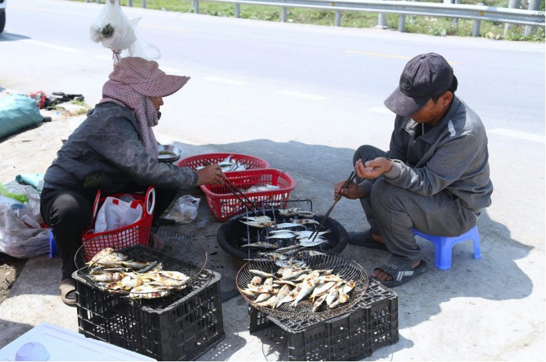 Người dân nướng cá trích từ sáng đến tối muộn để phục vụ thực khách