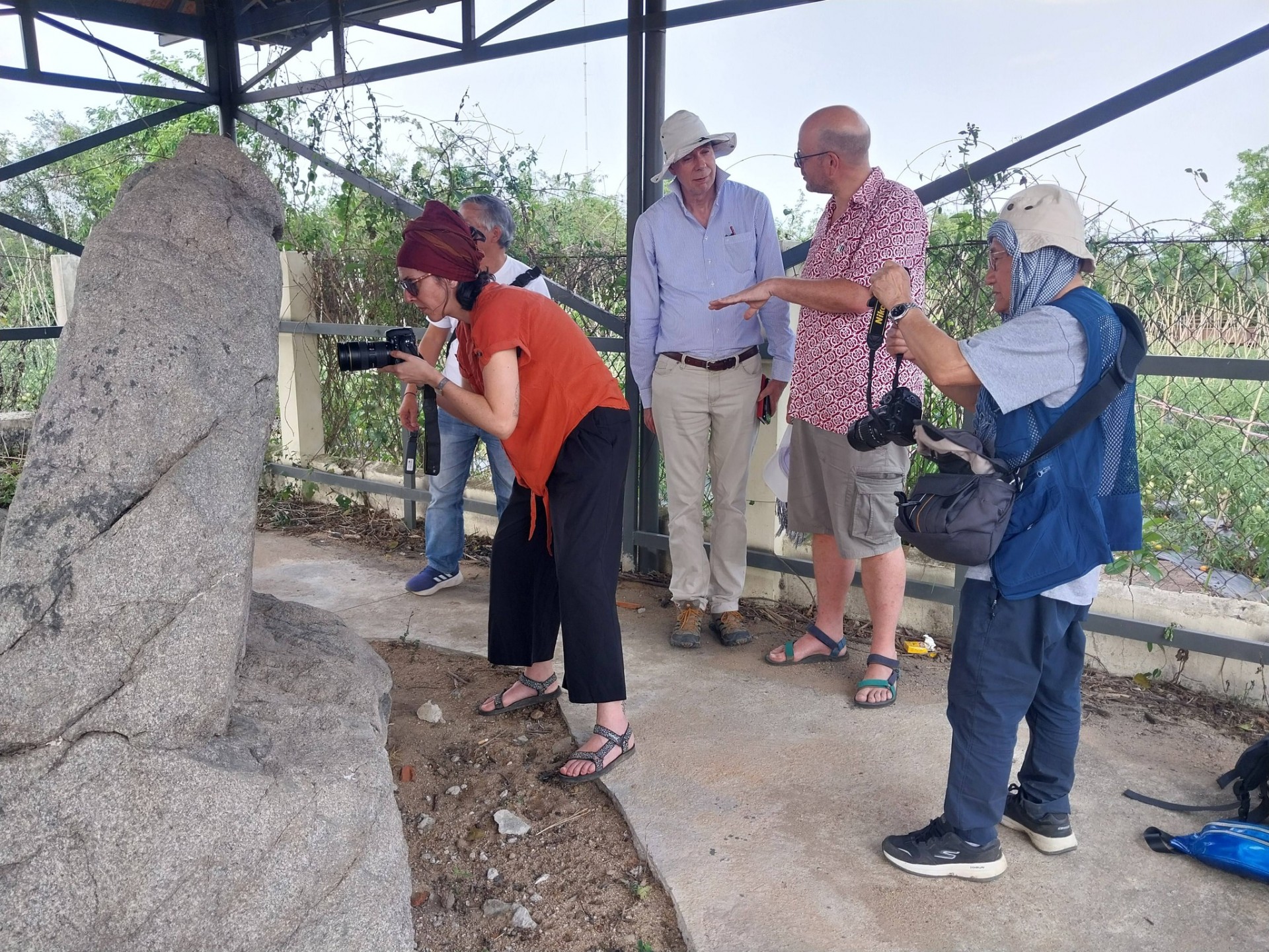 Chuyên gia quốc tế khảo sát, nghiên cứu hệ thống văn bia Champa tại Gia Lai