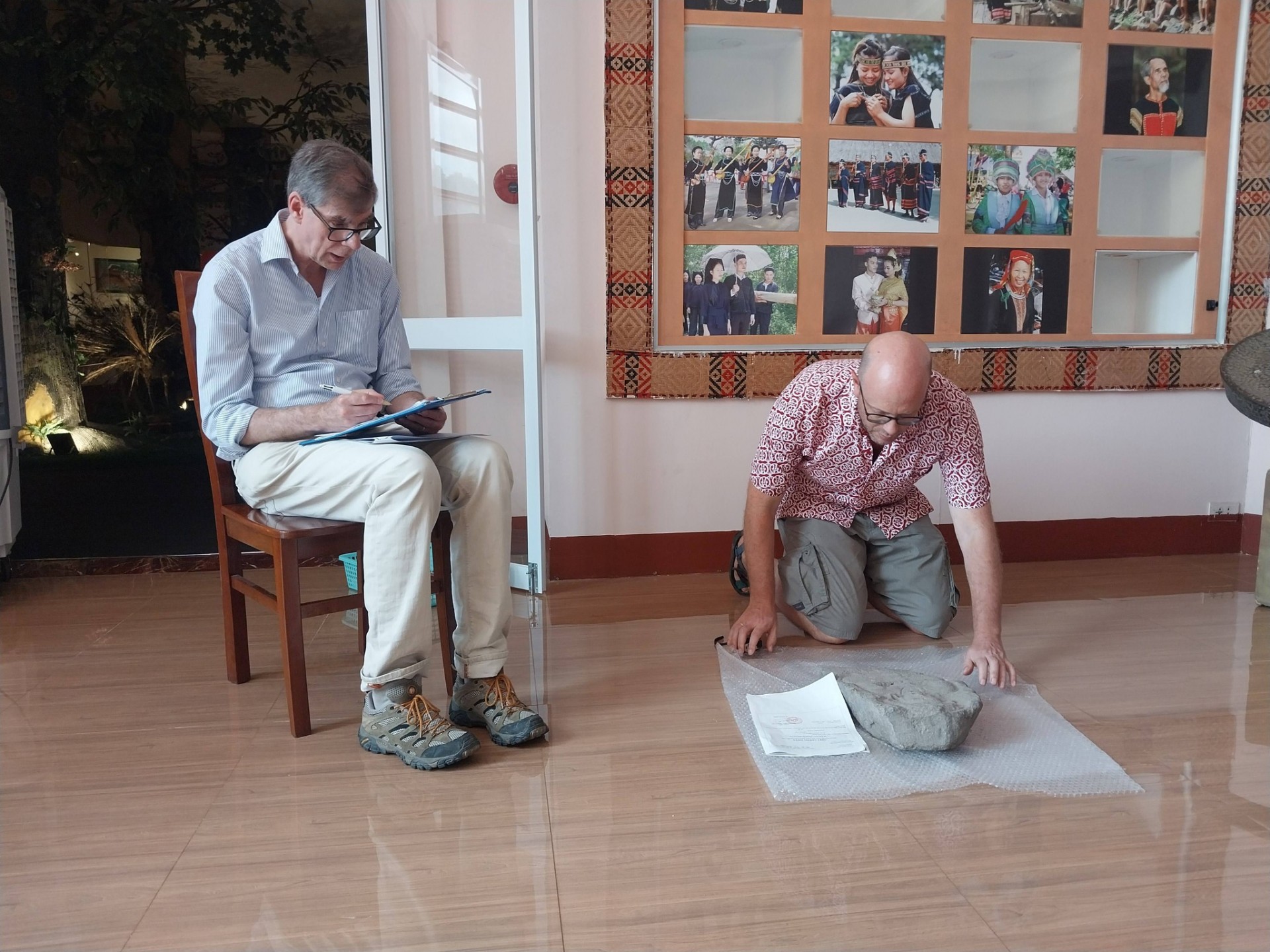 Chuyên gia quốc tế khảo sát, nghiên cứu hệ thống văn bia Champa tại Gia Lai